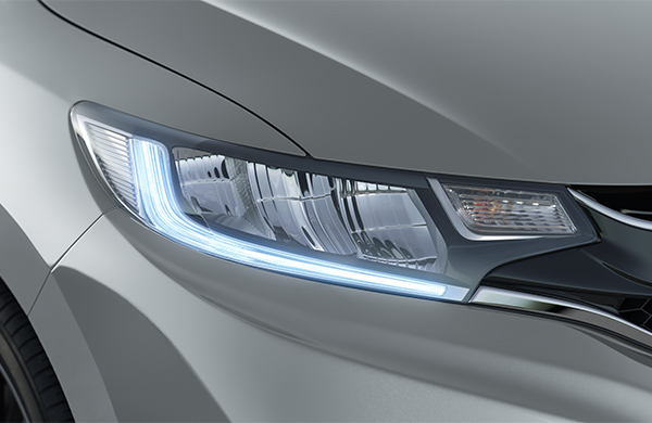 Os faróis alto, baixo e luzes de rodagem diurna em LED, destacam o design diferenciado do Honda Fit. Além disso, garantem uma melhor visibilidade e segurança na cidade e nas estradas.